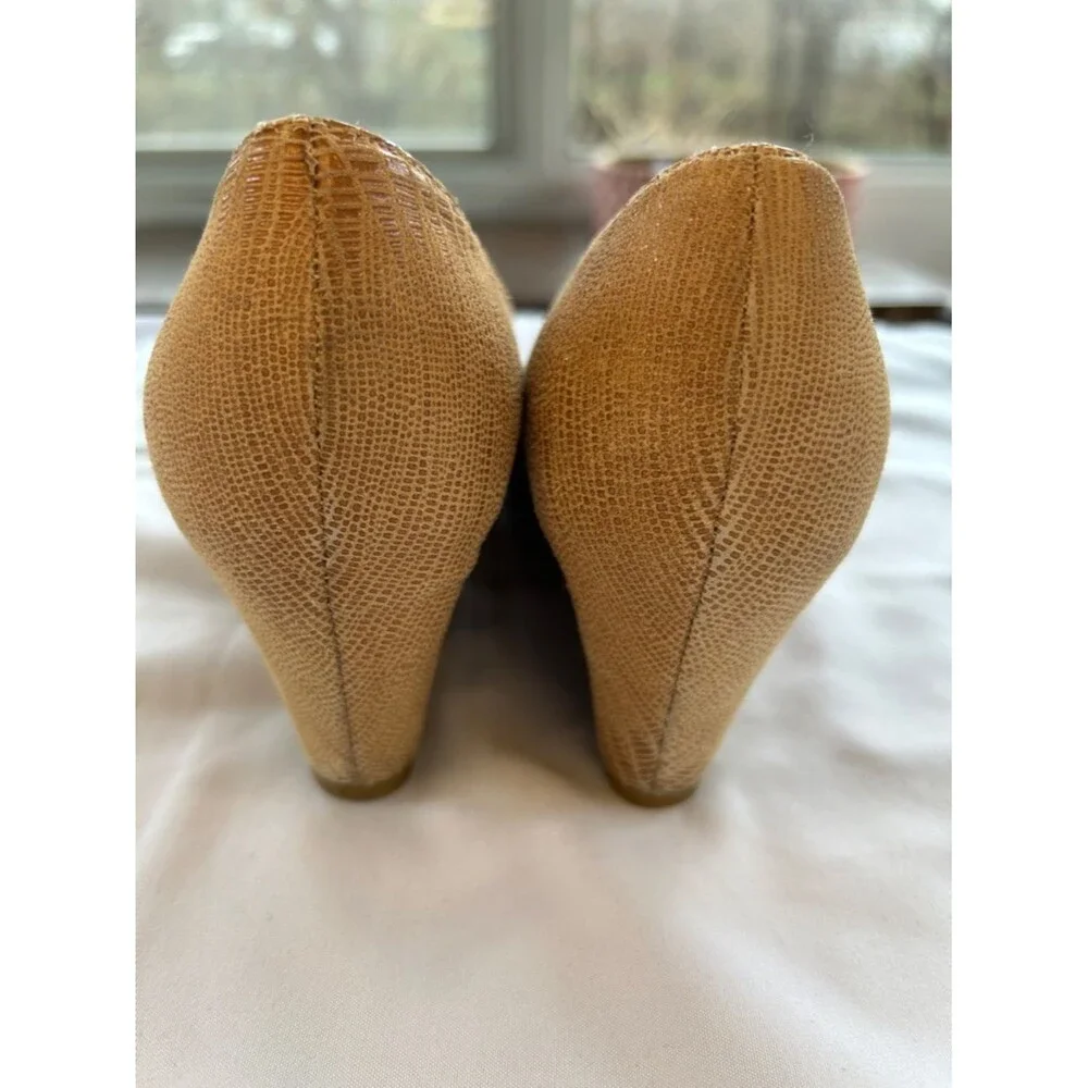 Stuart Weitzman Tan Lizard-Embossed Wedge Pumps with Tortoise Buckle 7.5